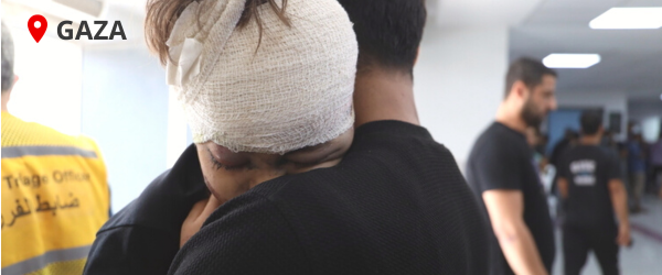 Un bambino ferito durante un attacco aereo a Gaza tra le braccia del padre.